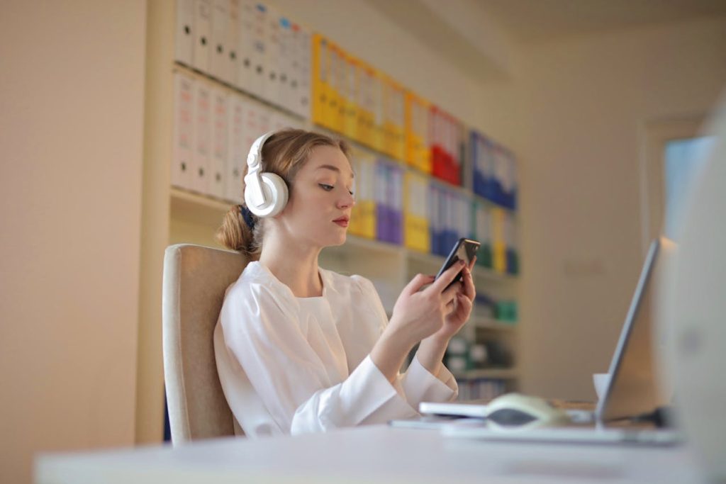 Revolutionizing Tech Trends: Must-Have Mobile Gadgets of 2024